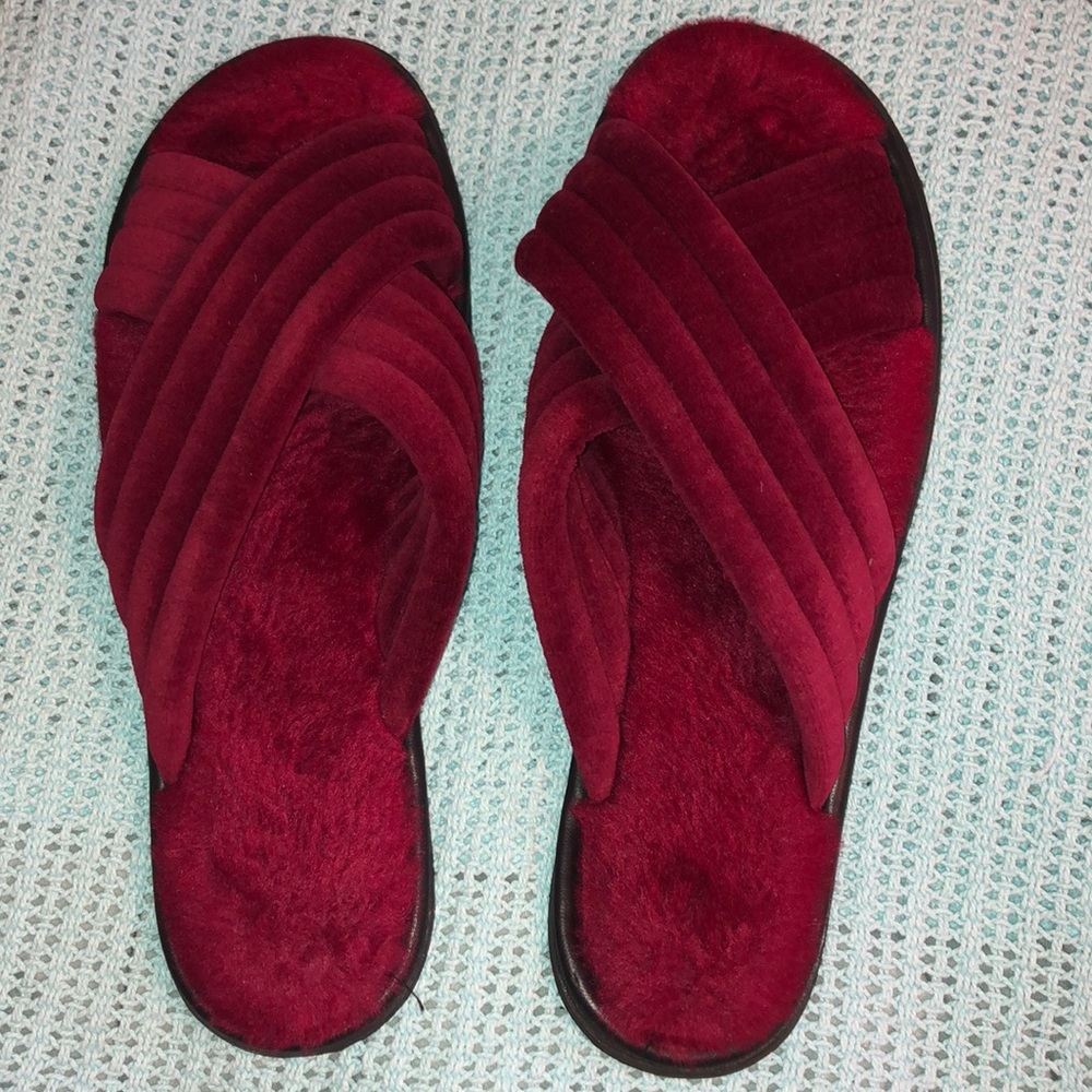 Dark red plush Dearfoams with original bag